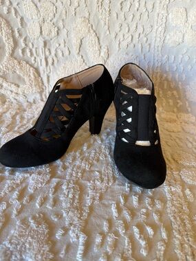 Journee Collection Black Cutout Suede Heels #580